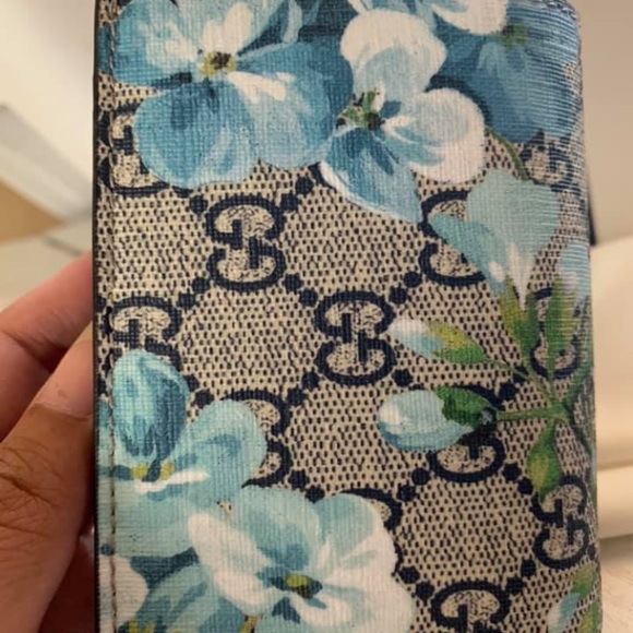 Sold. Gucci bloom wallet. - Picture 3 of 4